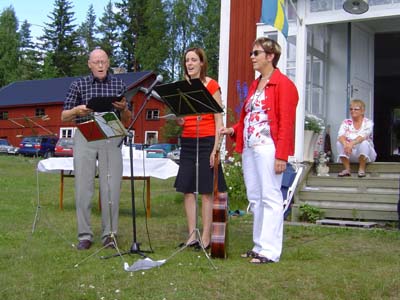 Kjell, Veronica och Lotta Janunger sjöng och spelade, här en accappellafanfar, medan värdinnan Gunilla njuter på farstutrappen.